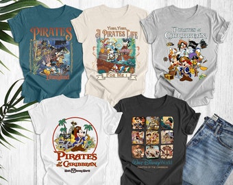 Puede incluir: Cinco camisetas diferentes con varios diseños inspirados en el paseo de Piratas del Caribe en Walt Disney World y Disneyland. Las camisetas presentan a Mickey Mouse, Donald Duck y otros personajes de Disney.