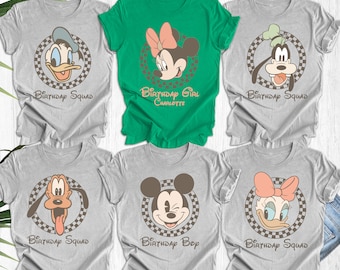 Può includere: Set di sei magliette grigie e verdi con personaggi Disney vintage. Le magliette hanno un bordo a scacchi intorno a ogni personaggio e il testo "Birthday Squad" o "Birthday Boy" o "Birthday Girl Charlotte".