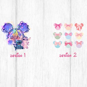 Puede incluir: Dos dise&ntilde;os sobre un fondo de madera blanca. El dise&ntilde;o 1 presenta un personaje de dibujos animados azul y rosa con un castillo y detalles florales. El dise&ntilde;o 2 muestra nueve cabezas con forma de rat&oacute;n con lazos coloridos. El texto "DESIGN 1" y "DESIGN 2" est&aacute; debajo.