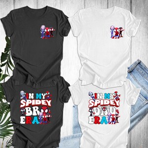 Puede incluir: Cuatro camisetas blancas y negras con un estampado gr&aacute;fico de personajes de Spider-Man. Las camisetas tienen el texto "In My Spidey Bro Era" y "In My Spidey Dad Era" impreso en ellas.