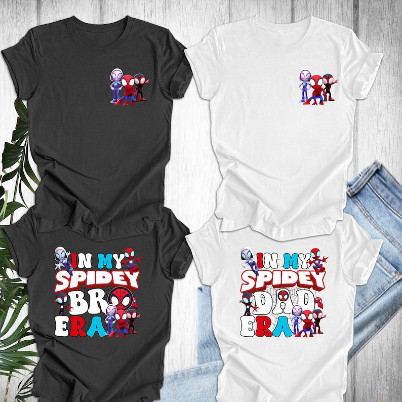 Puede incluir: Cuatro camisetas blancas y negras con un estampado gr&aacute;fico de personajes de Spider-Man. Las camisetas tienen el texto "In My Spidey Bro Era" y "In My Spidey Dad Era" impreso en ellas.