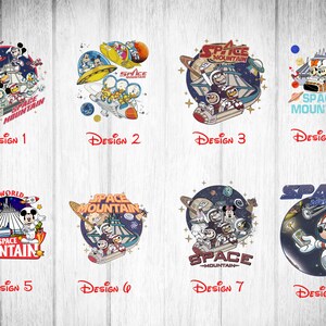 K&ouml;nnte beinhalten: Acht verschiedene Designs f&uuml;r Space Mountain in Walt Disney World. Jedes Design zeigt Mickey Mouse und andere Disney-Charaktere in einer Weltraum-Kulisse. Die Designs sind in einem runden Format und zeigen eine Vielzahl von Farben, darunter Blau, Rot, Gelb und Wei&szlig;.