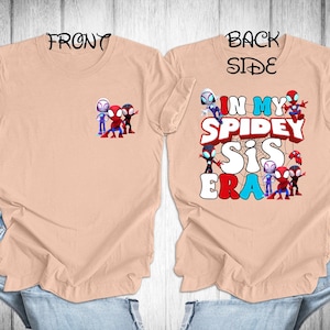 Puede incluir: Una camiseta de color melocot&oacute;n con un gr&aacute;fico de personajes de Spider-Man en la parte delantera y el texto "In My  Sidey Sis Era" en la parte posterior.