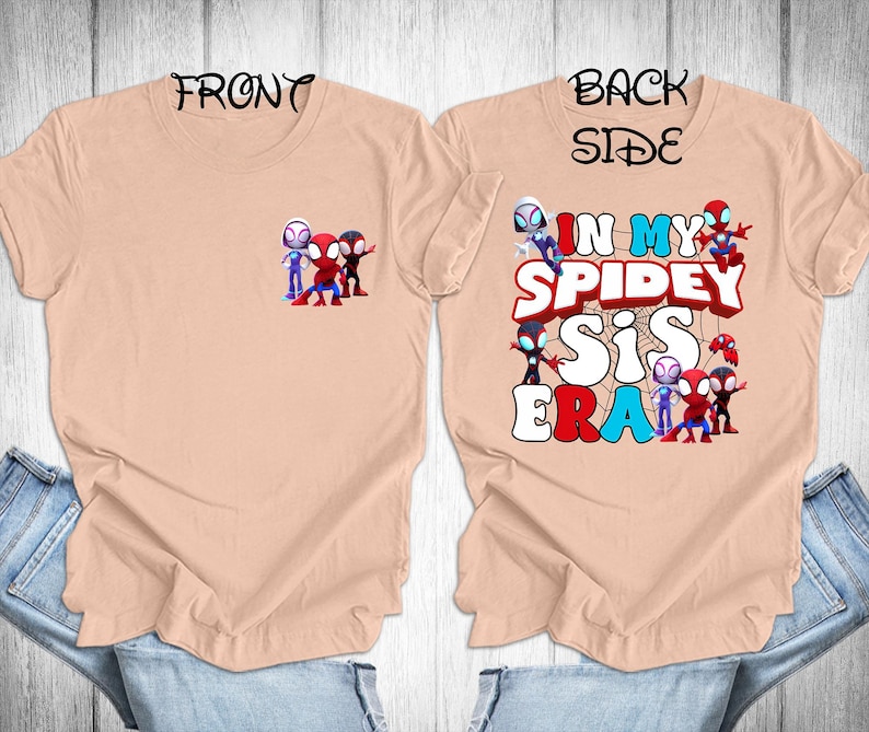 Puede incluir: Una camiseta de color melocot&oacute;n con un gr&aacute;fico de personajes de Spider-Man en la parte delantera y el texto "In My  Sidey Sis Era" en la parte posterior.