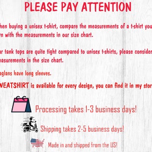 Peut inclure: Un graphique avec du texte rouge qui dit "PLEASE PAY ATTENTION" et qui comprend des informations sur le dimensionnement, l'exp&eacute;dition et les d&eacute;lais de traitement. Le texte dit "Lorsque vous achetez un t-shirt unisexe, comparez les mesures d'un t-shirt que vous poss&eacute;dez d&eacute;j&agrave; avec les mesures de notre tableau des tailles."  "Nos d&eacute;bardeurs sont assez serr&eacute;s par rapport aux t-shirts unisexes, veuillez tenir compte des mesures du tableau des tailles."  "Les raglan ont des manches longues."  "SWEATSHIRT est disponible pour chaque design, vous pouvez le trouver dans mon magasin."  "Le traitement prend 1 &agrave; 3 jours ouvrables !"  "L'exp&eacute;dition prend 2 &agrave; 5 jours ouvrables !"  "Fabriqu&eacute; et exp&eacute;di&eacute; depuis les &Eacute;tats-Unis !"