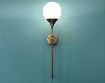 Moderne wandkandelaar, antieke koperen wandkandelaar, minimalistische wandkandelaar, melkglas wandlamp, hedendaagse wandlamp, unieke wandlamp