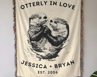 Niedliche Otterly in Love gewebte Decke, Otter gewebte Decke, personalisierter Überwurf für Paar, Hochzeitsgeschenk für Tierliebhaber, Jahrestag Tapisserie