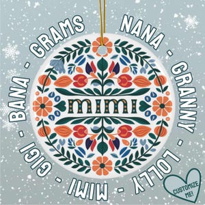 Puede incluir: Adorno de cerámica blanca con un diseño floral colorido y la palabra "Mimi" en el centro. El adorno está rodeado por las palabras "Grams", "Nana", "Granny", "Lolly", "Gigi", "Mimi" y "Bana".