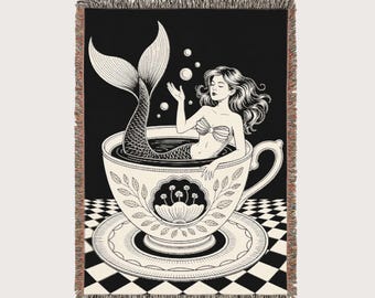 Manta tejida de sirena en una taza de té: 100 % algodón, diseño surrealista, manta náutica en blanco y negro, regalo de Mermaidcore para amantes del océano.
