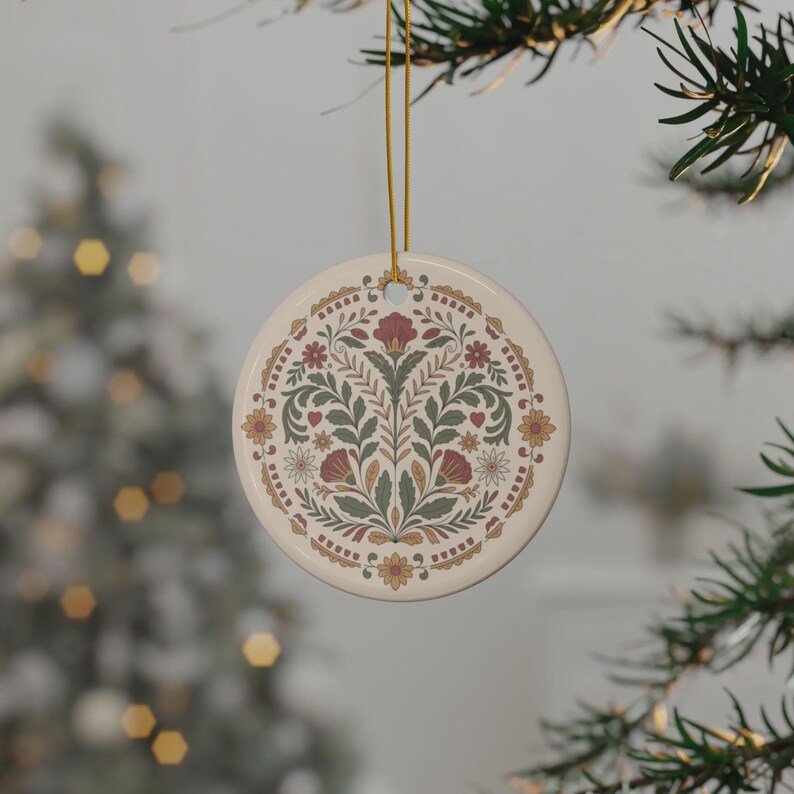 Keramisk blommig folkkonstprydnad | Julprydnad i europeisk folkkonststil | Symmetrisk blommig juldekoration bild 6