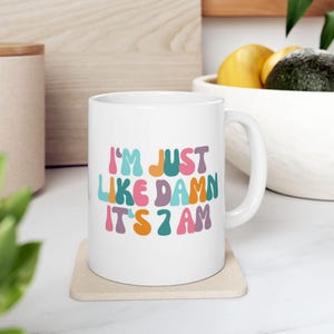 Tazza Damn It's 7am, Tazza per fan di cantanti, Tazza per la cultura pop, Tazza per fandom, Tazza da caffè TSwift, Migliore amica, Regalo per la mamma, Regalo per la moglie, Regalo di compleanno immagine 7