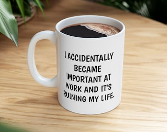 Mok per ongeluk belangrijk geworden, grappige sarcastische werkmok, ik werd per ongeluk belangrijk, mijn leven verpest, cadeau collega, cadeau voor baas