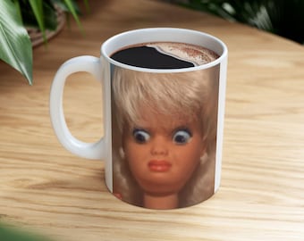 Caneca com cara de boneca enojada, Meme da Barbie enojada, Presente de meme, Presente de reação sarcástica, Presente "weirdcore", Caneca de meme desvairada, Xícara de chá de humor bizarro