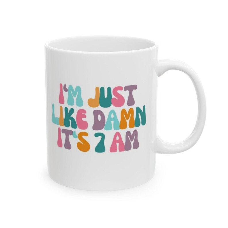 Tazza Damn It's 7am, Tazza per fan di cantanti, Tazza per la cultura pop, Tazza per fandom, Tazza da caffè TSwift, Migliore amica, Regalo per la mamma, Regalo per la moglie, Regalo di compleanno immagine 3