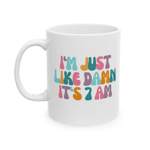Tazza Damn It's 7am, Tazza per fan di cantanti, Tazza per la cultura pop, Tazza per fandom, Tazza da caffè TSwift, Migliore amica, Regalo per la mamma, Regalo per la moglie, Regalo di compleanno immagine 2