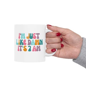 Tazza Damn It's 7am, Tazza per fan di cantanti, Tazza per la cultura pop, Tazza per fandom, Tazza da caffè TSwift, Migliore amica, Regalo per la mamma, Regalo per la moglie, Regalo di compleanno immagine 10