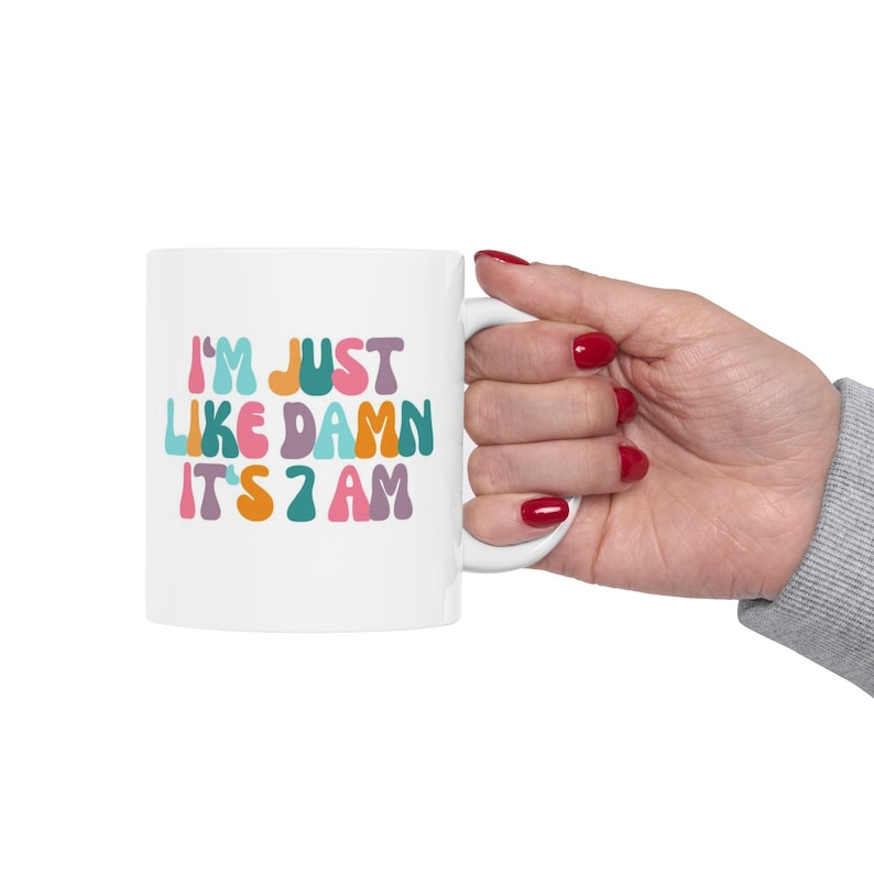Tazza Damn It's 7am, Tazza per fan di cantanti, Tazza per la cultura pop, Tazza per fandom, Tazza da caffè TSwift, Migliore amica, Regalo per la mamma, Regalo per la moglie, Regalo di compleanno immagine 10