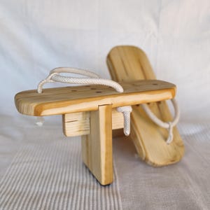 Aangepast formaat Handgemaakte Japanse Ippon-ba Geta Basic instapniveau grenenhout: houten balanssandalen met één tand (12 cm hoog model)