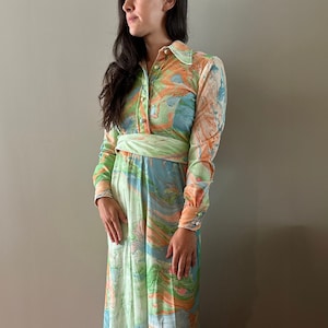 Vestido de dama de honra vintage Don Luis De España, estampa de mármore, psicodélico, manga comprida, gola alta, anos 70