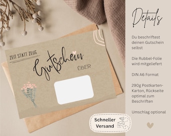 Op de afbeelding: Een beige rechthoekige cadeaubon met de Duitse tekst "ZEIT STATT ZEUG" en "Gutschein ÜBER" in zwarte letters. De kaart bevat een klein roze hartje, een bloemenillustratie en een leeg wit rechthoekig vlak voor eigen tekst.