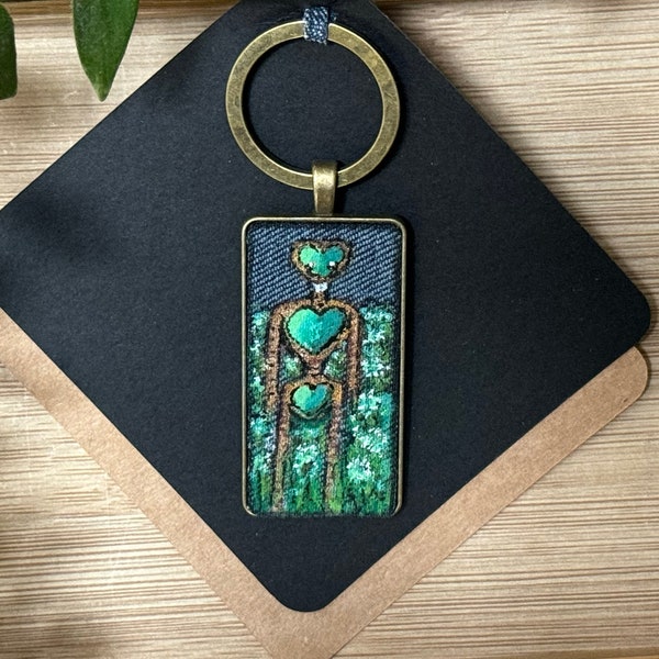 porte-clefs en métal avec illustration sur jean