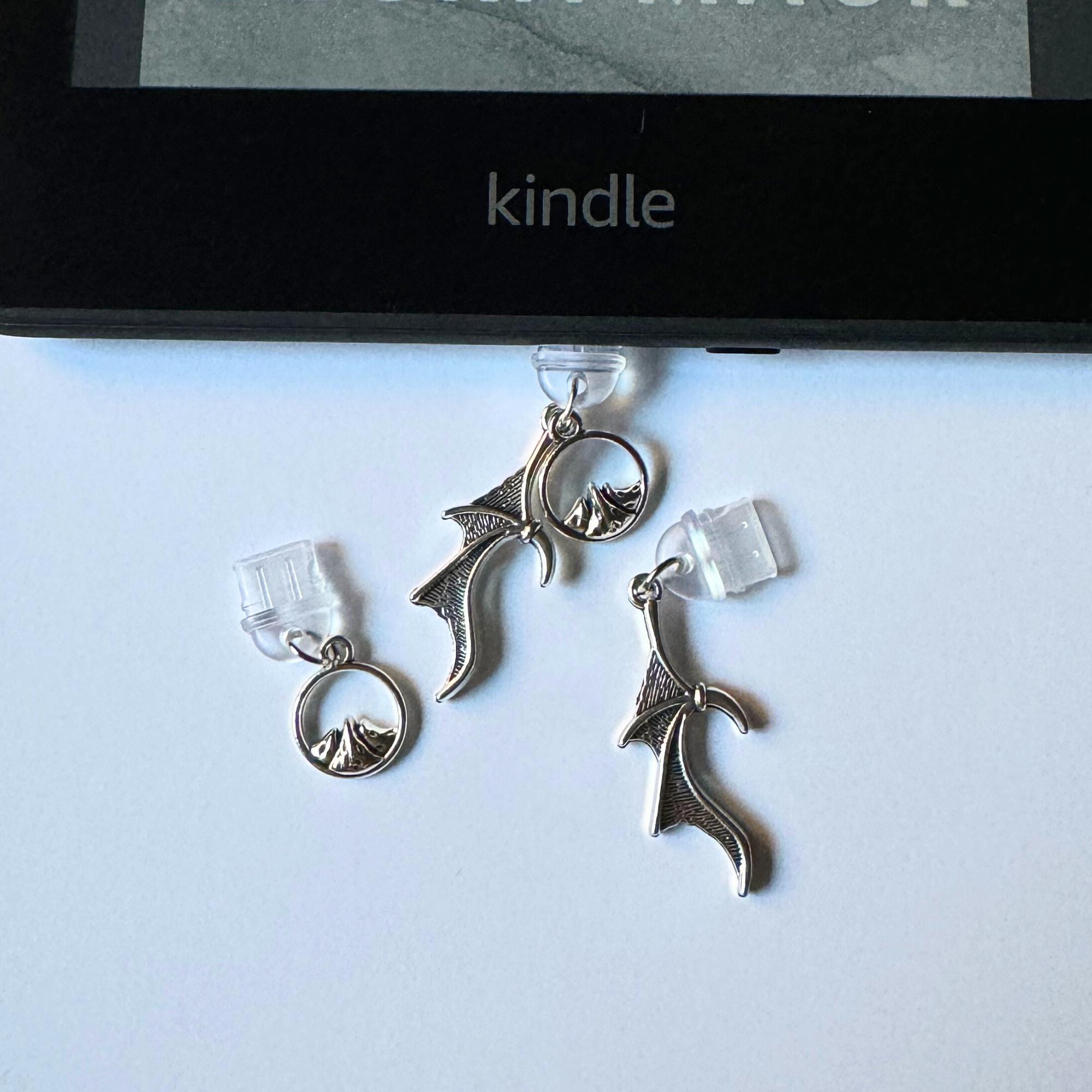 Acotar Kindle Staubschutzstecker – Mit Bookish-Design, Drache & SJM-Motiven – Passend Für USB-C & Lightning, 2 Stück, 3,8 Cm