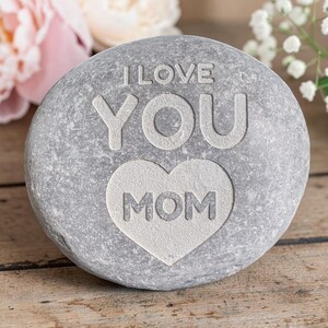 I Love You Mom Engraved pebble – Meaningful Mother’s Day Gift & Sentimental Keepsake