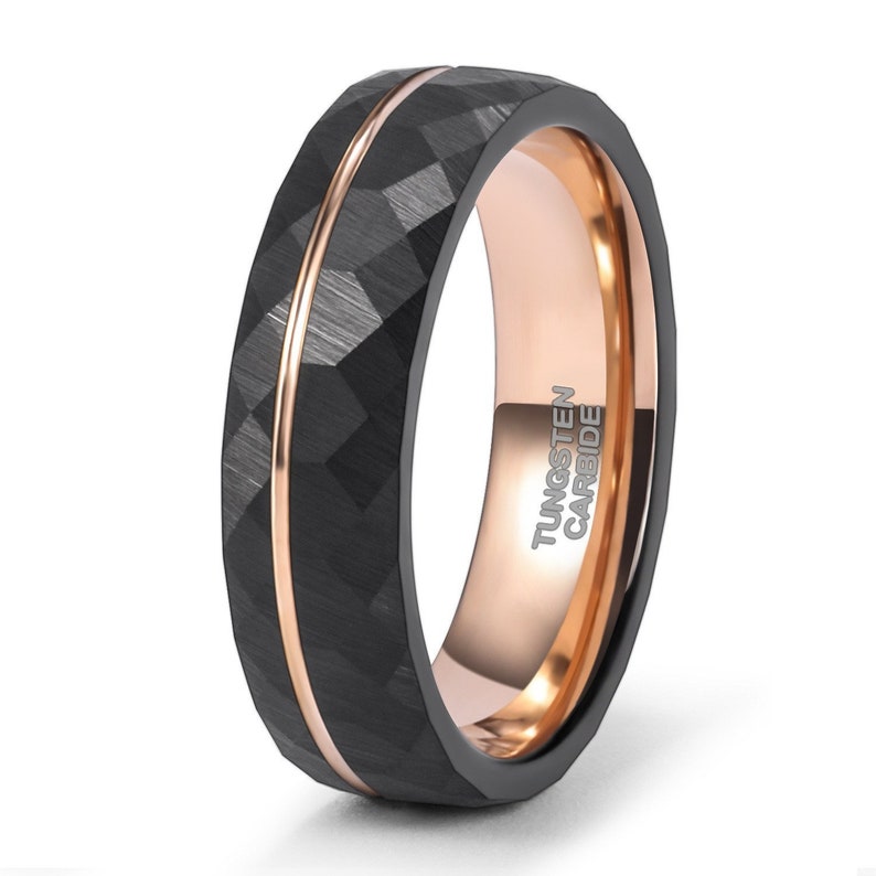 Personalisierter Wolframring mit Rosegold überzogen Einzigartiger gehämmerter Ehering 4mm