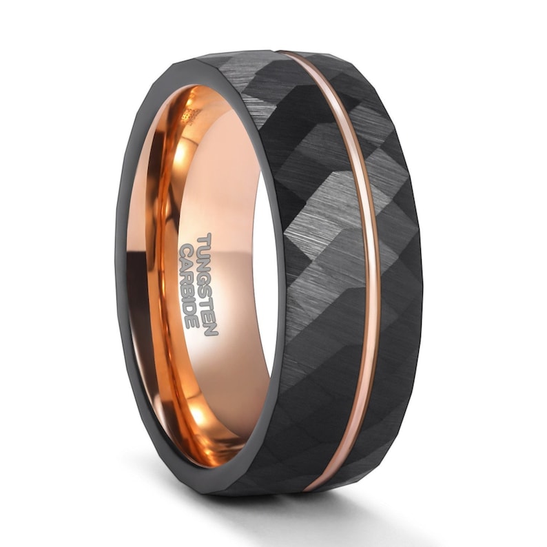 Personalisierter Wolframring mit Rosegold überzogen Einzigartiger gehämmerter Ehering 8mm