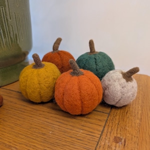 Handcrafted Needle Felted Pumpkins: Charming Autumn Decor for Halloween and Harvest Season
