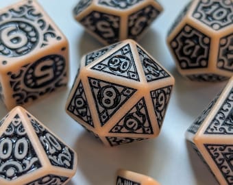 Ensemble de dés D&D – Dés polyédriques en parchemin orné, dés antiques pour jeu de rôle fantastique | The Relic Set
