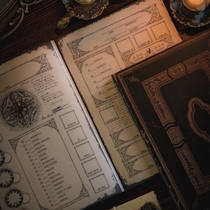 Puede incluir: Una hoja de personaje de juego de rol impresa en papel envejecido con bordes ornamentados, que incluye secciones para clase, raza y puntuaciones de habilidad. Junto a ella hay un libro de cuero oscuro, una llave antigua y dos velas encendidas.