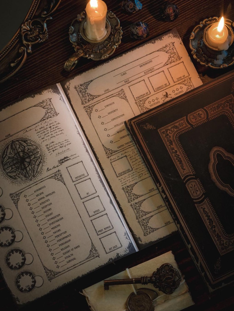 Puede incluir: Una hoja de personaje de juego de rol impresa en papel envejecido con bordes ornamentados, que incluye secciones para clase, raza y puntuaciones de habilidad. Junto a ella hay un libro de cuero oscuro, una llave antigua y dos velas encendidas.
