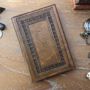 Grimoire du D&D pour cartes de sorts | Beau livre de sorts D&D en cuir artisanal | Comprend un lot de cartes orthographiques MdD | Journal du MDN