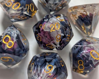 Ensemble de dés DnD – Dés polyédriques à motifs floraux et pierres précieuses taillées, avec chiffres dorés | L'ensemble Nightbloom