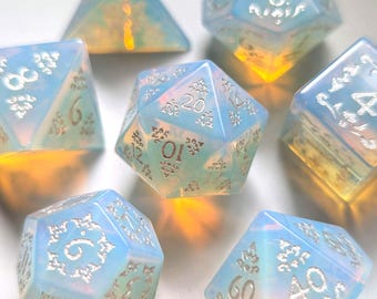 Ensemble de dés DnD – Dés en pierre précieuse opaline, dés en opale irisée avec chiffres argentés ornementés | Moonveil