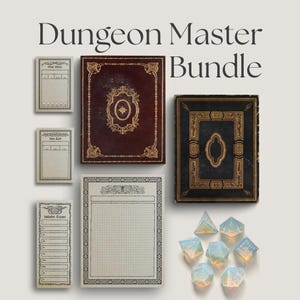 Op de afbeelding: Een Dungeon Master Bundle met twee rechthoekige boeken met donkere kaften en gouden filigraan, drie verticale vellen papier met rasters en tekst, één groter vel ruitjespapier en zeven doorschijnende veelzijdige dobbelstenen met gouden cijfers.