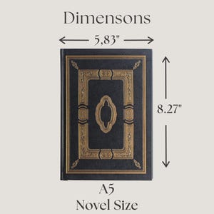 Puede incluir: Un libro de tapa dura negro con detalles de filigrana dorada en la portada. El texto "Dimensons" aparece en la parte superior, con flechas que indican un ancho de 14,8 cm y una altura de 21 cm. El texto "A5 Novel Size" est&aacute; en la parte inferior.