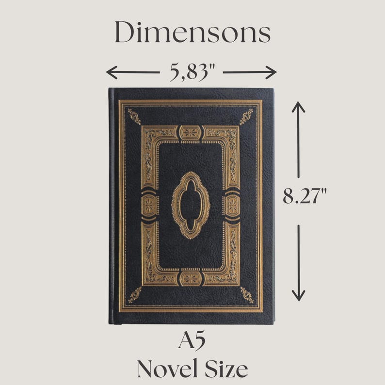 Puede incluir: Un libro de tapa dura negro con detalles de filigrana dorada en la portada. El texto "Dimensons" aparece en la parte superior, con flechas que indican un ancho de 14,8 cm y una altura de 21 cm. El texto "A5 Novel Size" est&aacute; en la parte inferior.