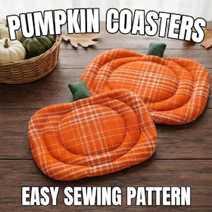 Może przedstawiać: Dwie materiałowe podstawki pod kubek w kształcie dyni z pomarańczowo-białym wzorem w kratę i małą zieloną łodyżką. Tekst PUMPKIN COASTERS oraz EASY SEWING PATTERN jest wyświetlany białymi literami z czarnym obrysem na obrazie.