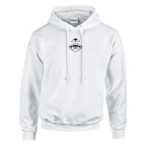 Könnte beinhalten: Weißer Kapuzenpullover mit einer schwarzen Grafik eines Auges über einem Mund mit Zähnen. Der Pullover hat eine Kapuze mit Kordelzug und eine Vordertasche. Der Markenname "Gildan" ist sichtbar.