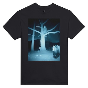夜の木のクマから隠れる魔法使いTシャツ
