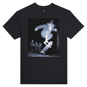 Camiseta Fantasy Wizard patinando con su escuadrón