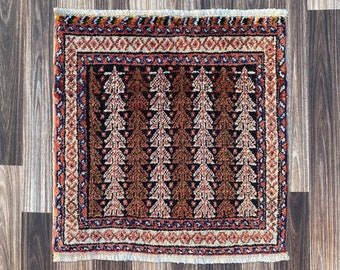 Piccolo tappeto di lana tessuto a mano di ispirazione tribale con intricato motivo geometrico e floreale