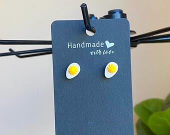 手作りデビルドエッグスタッドピアス：ポリマークレイ、楽しいフードジュエリー