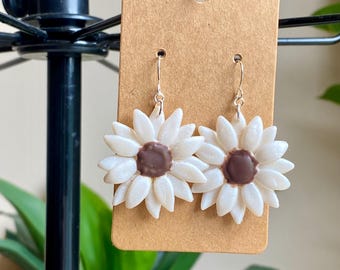 Margrietoorbellen – Handgemaakte bloemhangoorbellen – Sieraden van polymeerklei – Cottagecore Aesthetic – Accessoires lentebloemen