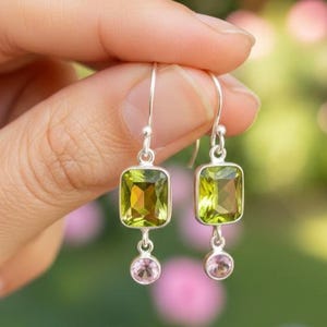 Örhängen i silver med peridot och rosa turmalin/Handgjorda ädelstenssmycken/Dängande örhängen med två stenar