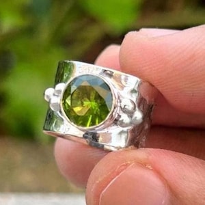 Handgefertigter, gehämmerter Silberring mit Peridot: Modischer Boho-Schmuck