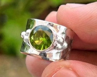 Handgjord hamrad silverperidotring: Chunky boho-smycken