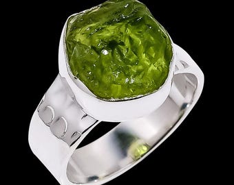 Handgjord hamrad silverring med grov peridot: Chunky boho-smycken